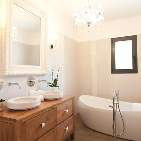 Sleeps 6 Pool Air Con Villa