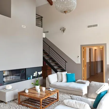 Sleeps 6 Pool Air Con