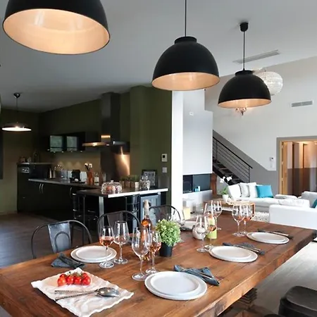 Sleeps 6 Pool Air Con Rottani