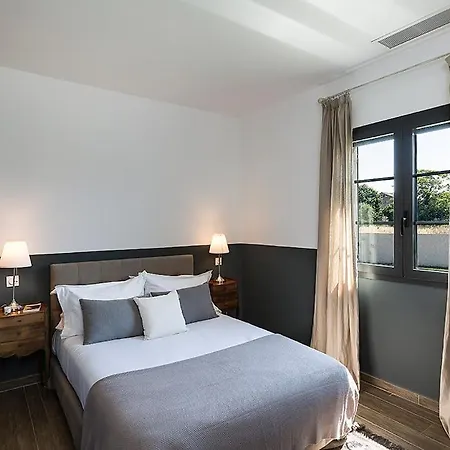 Sleeps 6 Pool Air Con * Rottani